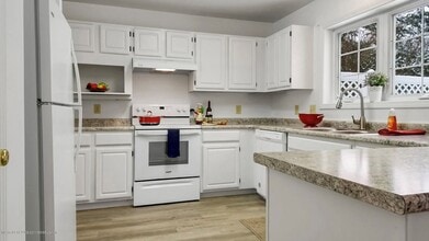 Building Photo - 3BR/2.5BA Townhouse Available July 1st!!! - Great Residential Neighborhood!!