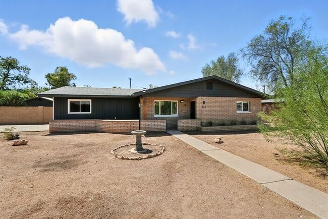 Building Photo - Totally remodeled home in prime Tempe Loca...