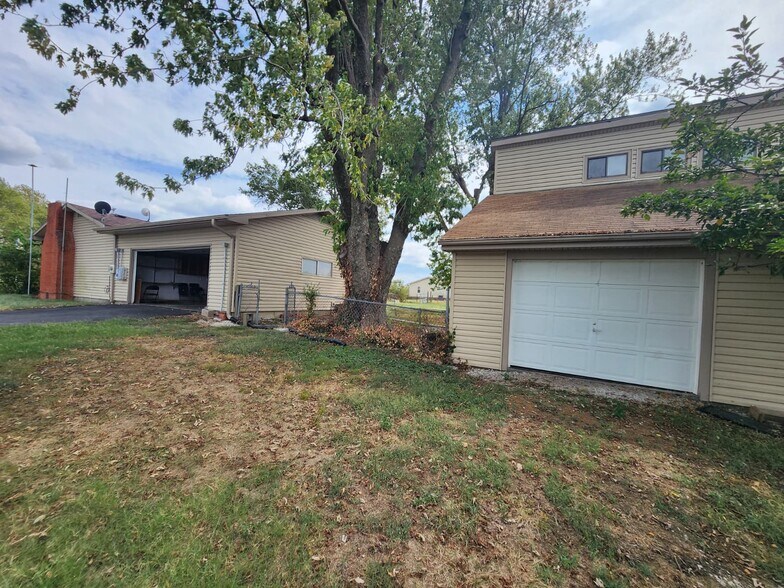 Detached Garage - 1204 Prairie View Rd