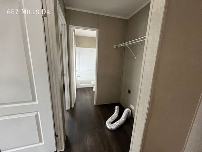 Building Photo - 667 W Mills Dr