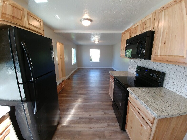 Building Photo - 383 E 400 N