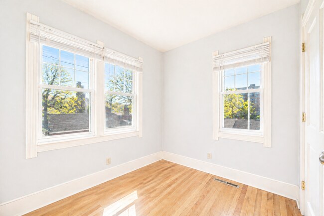 Building Photo - 114 E Johnson St