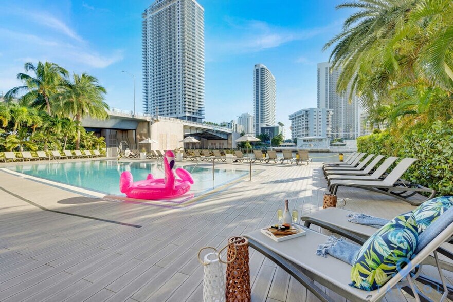 Building Photo - 1180 E Hallandale Beach Blvd