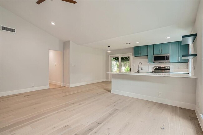 Building Photo - 6204 Shadow Valley Dr