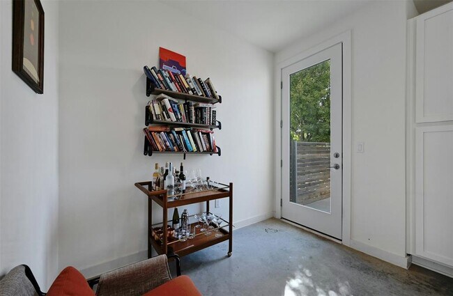 Building Photo - 801 N Bluff Dr