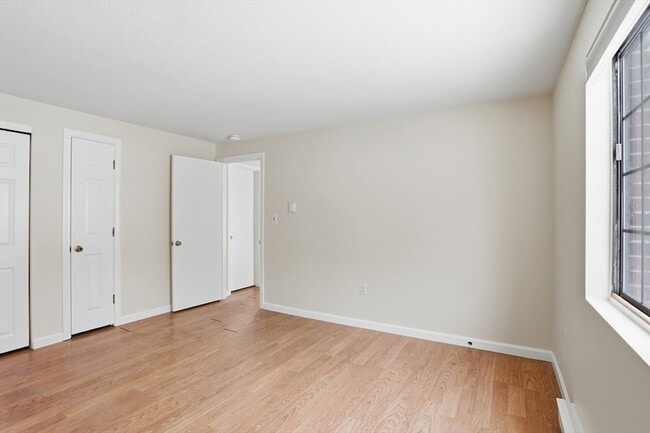 Building Photo - 386 Great Rd