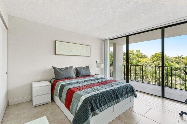 Building Photo - 1830 Embassy Dr