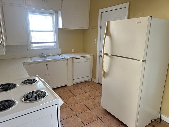 Building Photo - Character, Comfort & Convenience in Tech T...