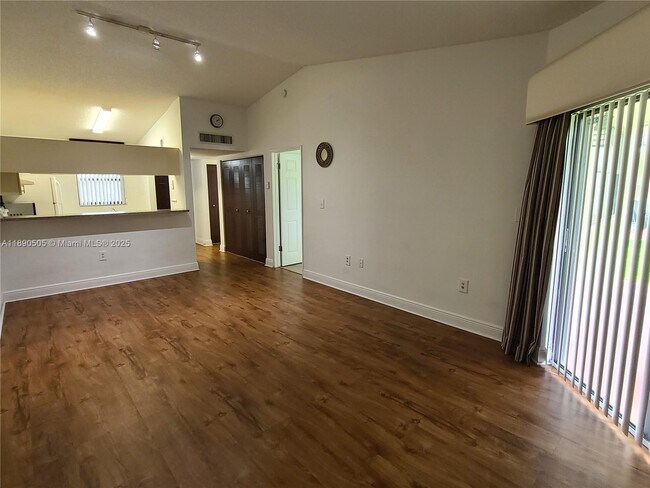 Building Photo - 9851 Nob Hill Ct