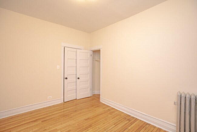 Building Photo - 1530 W Wilson Ave
