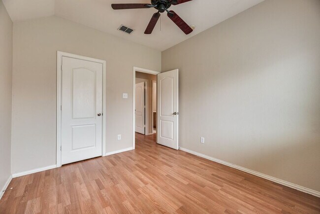 Building Photo - "Spacious 4-Bedroom with 2 Baths and 2,116 Sq Ft in Little Elm!"