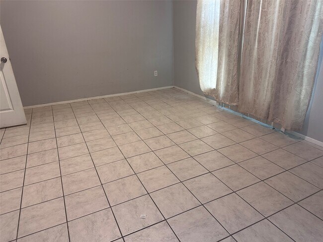 Building Photo - 11136 Village Bend Ln