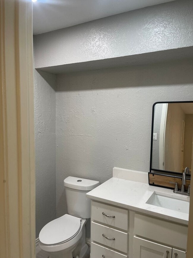 Building Photo - 5826 Sandhurst Ln