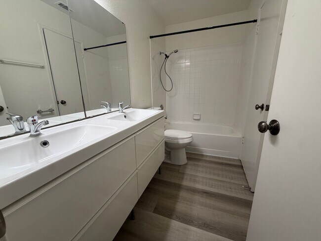 Building Photo - Beautiful 2 bedroom 1 bath Available today! Apply today!