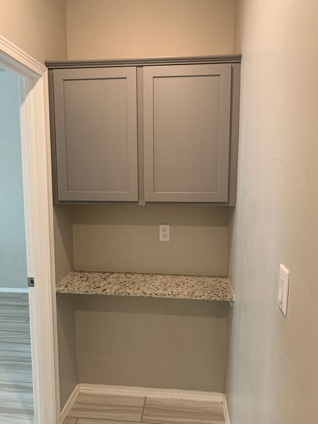 Building Photo - Newer Home in  Metro Park Village