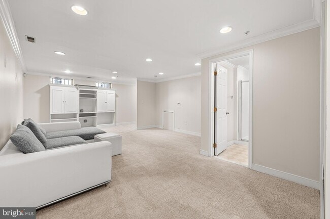 Building Photo - 211 W Hill St