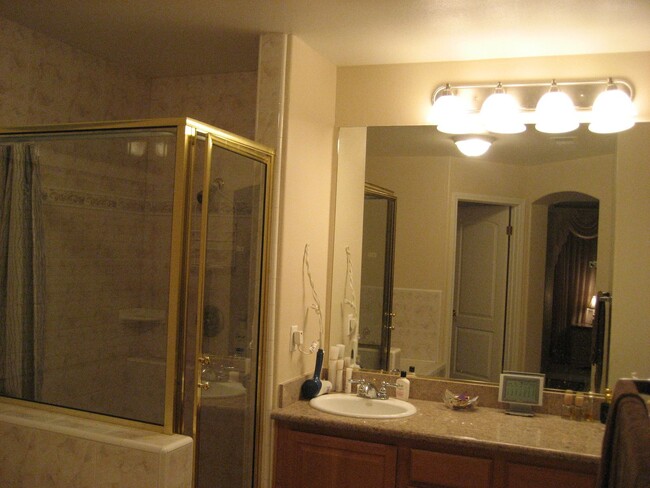 master Bath with walk in closet - 4489 Spencer St