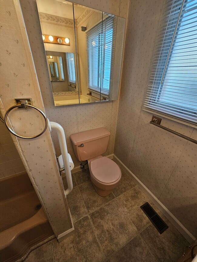 Building Photo - 4 bed 2 bath Home in Murray