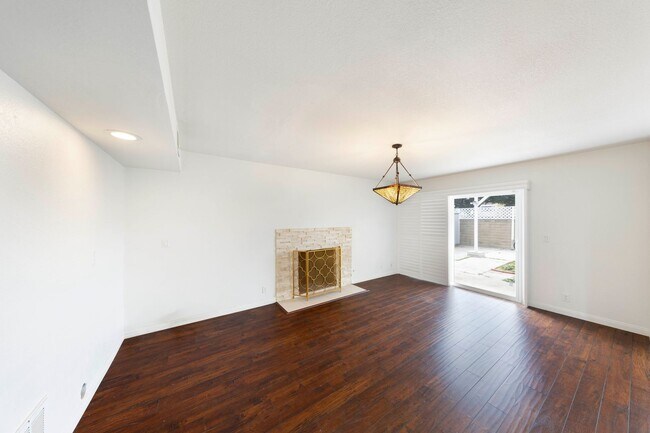 Building Photo - Gorgeous Cul-De-Sac Huntington Beach Home  — Biking Distance to the Beach!