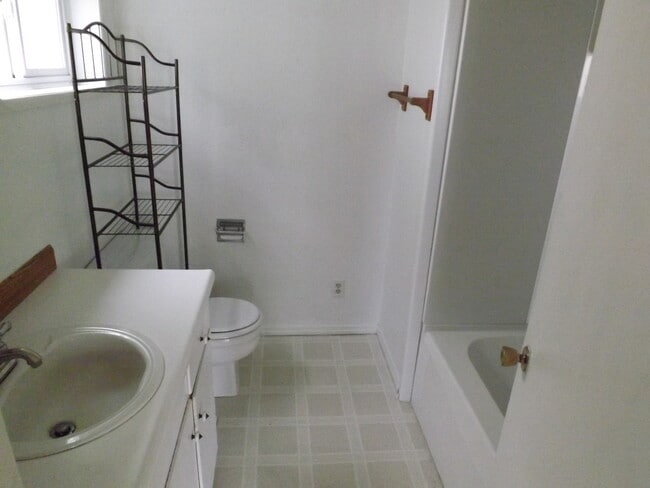 Building Photo - 3 Bedroom 2 Bath House with an office