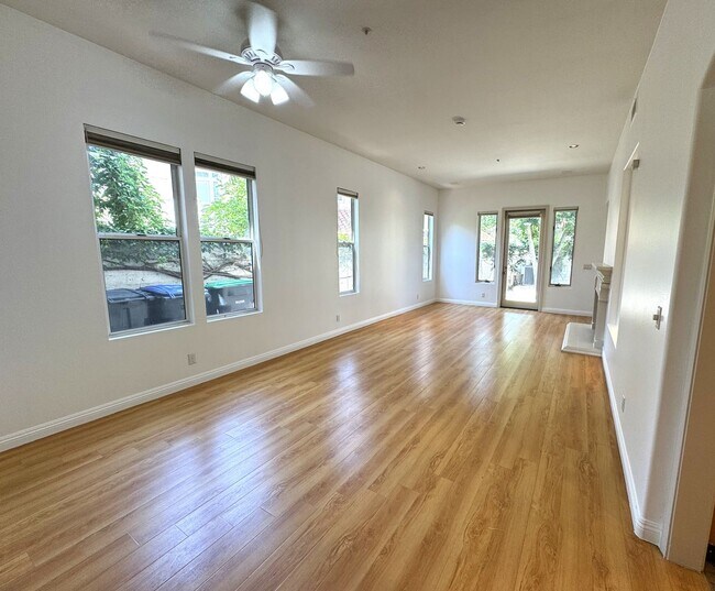 Building Photo - Beautiful 3Bd/2.5Ba Spacious Home in Tustin!