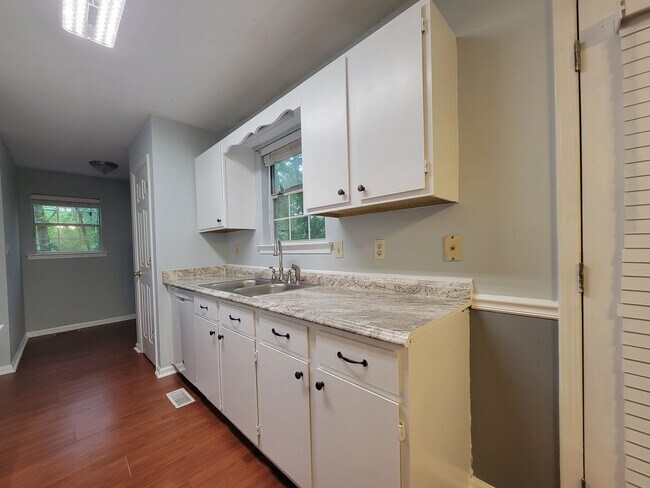 Building Photo - Charming Douglasville Home with Bonus Base...