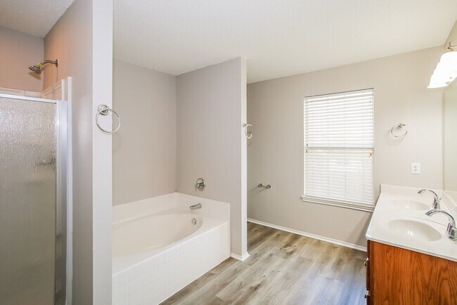 Building Photo - 307 Saddlebrook Dr