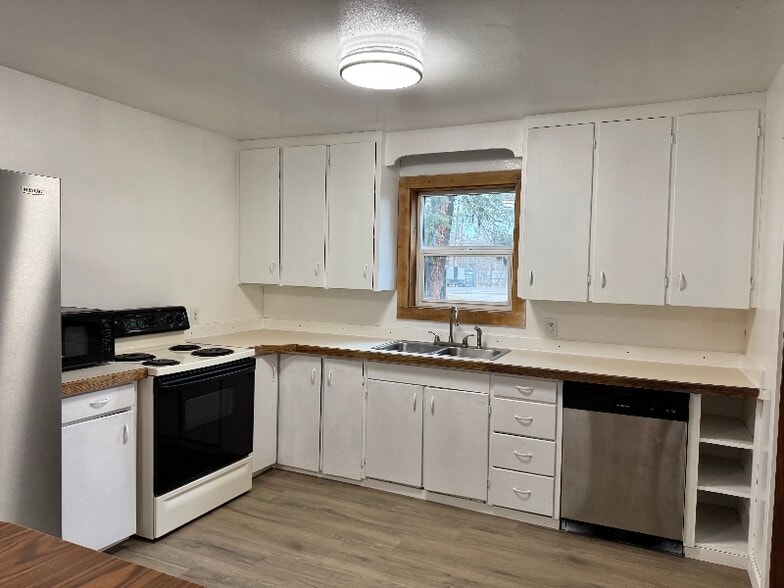 Building Photo - 202 Woodland Rd