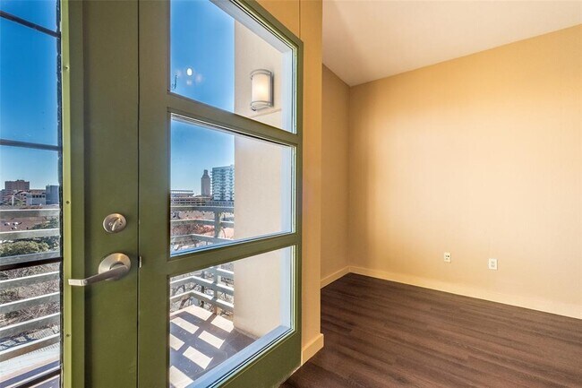 Building Photo - 711 W 26th St