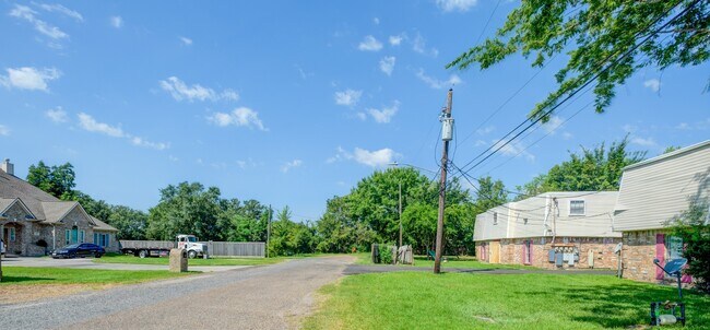 Building Photo - 523 Spring Dr