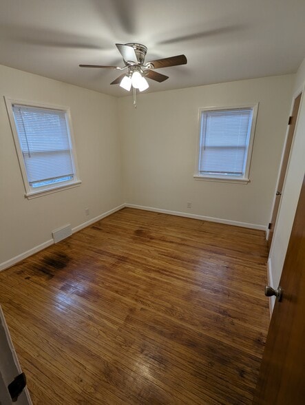 Building Photo - 486 Brookview Dr
