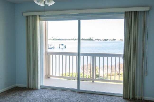 Building Photo - 3/2 1200 SF condo on the Intercoastal West...