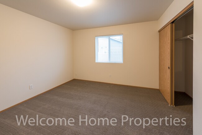 Building Photo - Great 2 bedroom apartment with all-new carpet