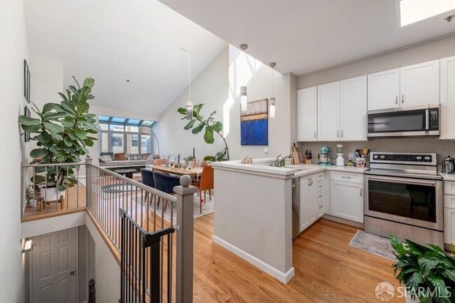 Building Photo - 2075 Sutter St