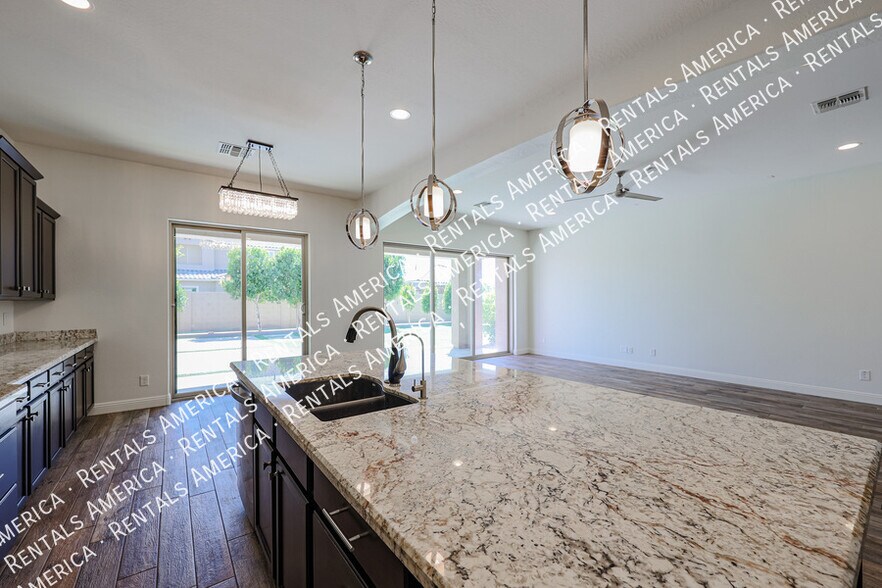 Building Photo - 4121 E Yellowstone Pl