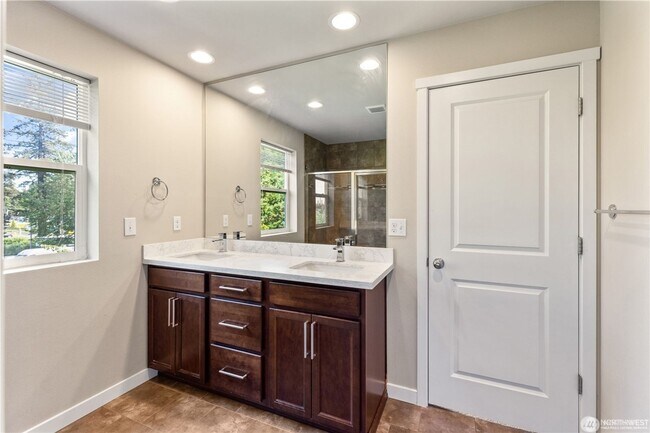 Building Photo - Newer Modern Townhome, Attached 2 car garage, Bedroom and bath on ground level