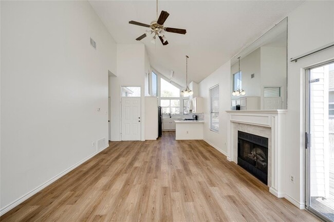 Building Photo - 2007 Castle View Dr