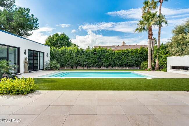 Building Photo - 8618 N Timberlane Dr