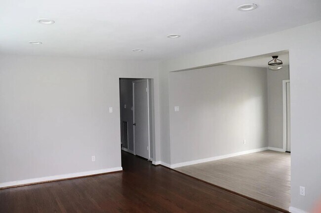 Building Photo - 3123 Conway St