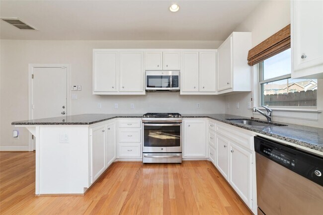 Building Photo - 826 E 40th St