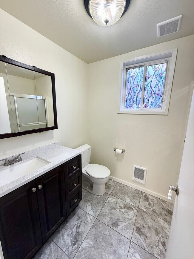 Building Photo - Spacious 4-Bedroom Cle Elum Home with Air ...