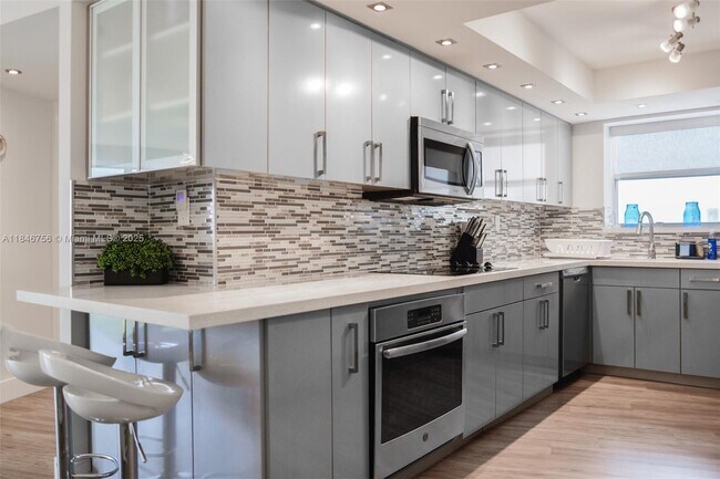 Building Photo - 6039 Collins Ave