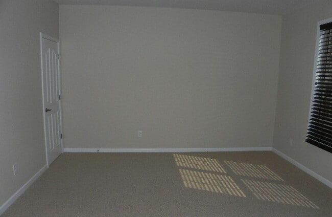 Building Photo - 4 Bedroom - Near Ft Moore