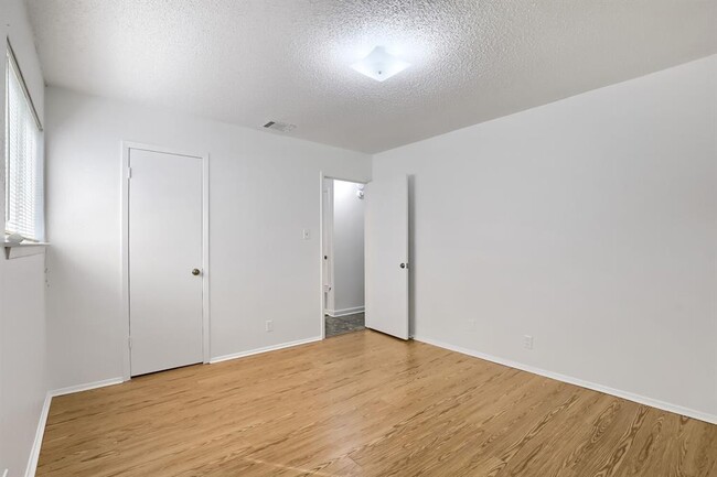 Building Photo - 10710 Topperwein Dr