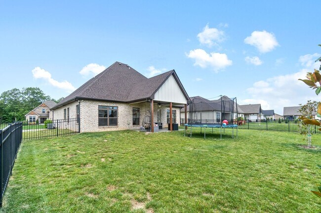 Building Photo - Large 4 bedroom home for rent in Sango!