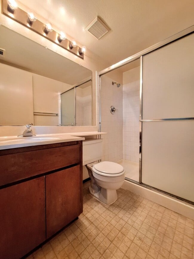 Building Photo - Spacious First Floor 2bd Condo With Laundr...