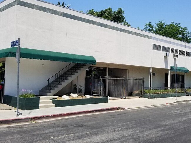 Building Photo - City Walk CA