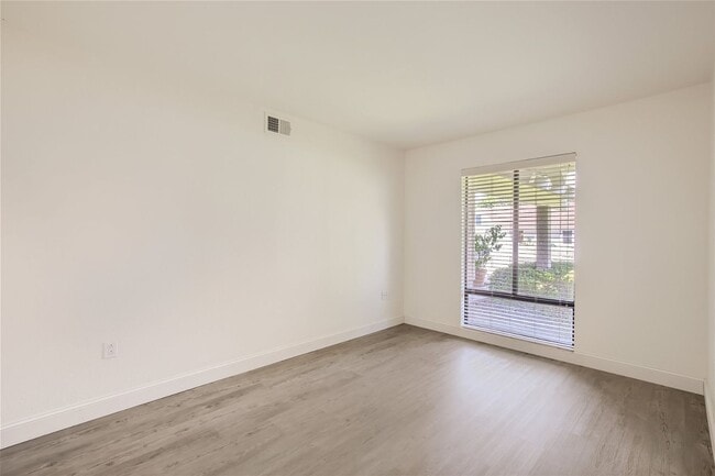 Building Photo - 3 Bedroom 2 Bath Single story Carlsbad hom...