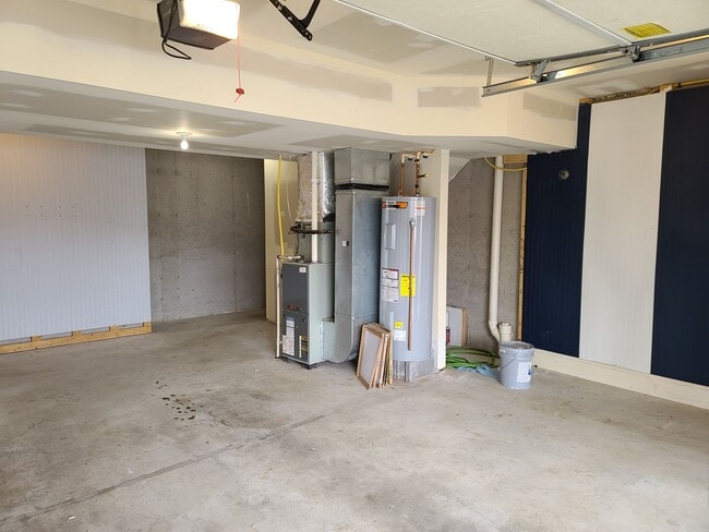 Building Photo - 3 Bedroom 2 1/2 bath end unit Townhome for...