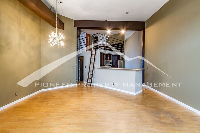 Building Photo - Modern Studio Apartment with Reserved Park...